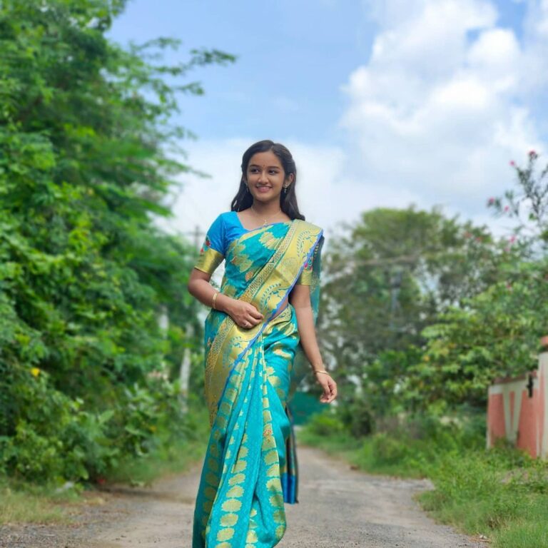 Raveena Daha Instagram - நீல வானம் ☁️ நீயும் நானும்💙💯 Semi silk saree from : @sri_keerthana_tex❤️❤️ #raveena #raveenadaha