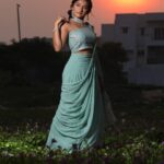 Raveena Daha Instagram - கடல் நீலம் மங்கும் நேரம்💙 அலைவந்து தீண்டும் தூரம்🌊 மனம் சென்று மூழ்காதோ ஈரத்திலே🙈❤️ Wearing : @saras.secret.boutique 💙 . H&M: @pavidiaries❤️ . Shot by : @studiodk360 🦋 . Jewellery: @chennai_jazz 💕 #raveena #raveenadaha