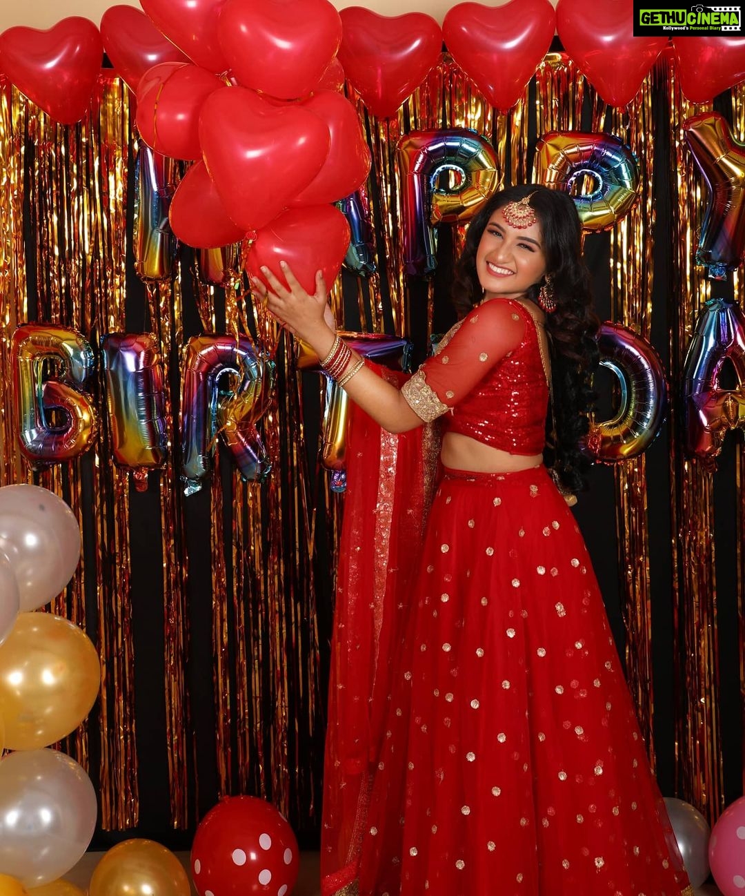 Raveena Daha Instagram - Stepping into 17🦋🤩🥳 Never expected that a photoshoot will turn into such a wonderful birthday celebration😘..Thankioo Dhurga sis and Bala anna for making this day a special one by throwing this surprise celebration❤️.. Thankioo for the beautiful decorations and the special cake✨..Thank you for all the planning and thought that went into creating a beautiful memory for me. I appreciate you so much. I just want to say that I've never felt more cherished and loved .. Thank you so much for having a surprise party for me.🙏🙏🙏💖💖💖 Means a lott😘 Makeup and hair: @nikvika_bridal_makeover 😘 Such a sweetheart she's 💯💯 .. Man behind the lens: @studiodk360 ❤️✨ .. Special thanks to 😍 @boobalan1010 🙏💖 .. Costume:@designed_by_sindhu 💖😍✨ .. #raveena #raveenadaha #steppinginto17 #birthday
