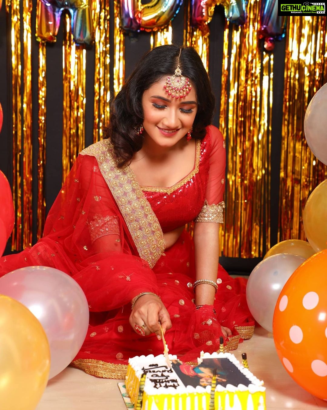 Raveena Daha Instagram - Stepping into 17🦋🤩🥳 Never expected that a photoshoot will turn into such a wonderful birthday celebration😘..Thankioo Dhurga sis and Bala anna for making this day a special one by throwing this surprise celebration❤️.. Thankioo for the beautiful decorations and the special cake✨..Thank you for all the planning and thought that went into creating a beautiful memory for me. I appreciate you so much. I just want to say that I've never felt more cherished and loved .. Thank you so much for having a surprise party for me.🙏🙏🙏💖💖💖 Means a lott😘 Makeup and hair: @nikvika_bridal_makeover 😘 Such a sweetheart she's 💯💯 .. Man behind the lens: @studiodk360 ❤️✨ .. Special thanks to 😍 @boobalan1010 🙏💖 .. Costume:@designed_by_sindhu 💖😍✨ .. #raveena #raveenadaha #steppinginto17 #birthday