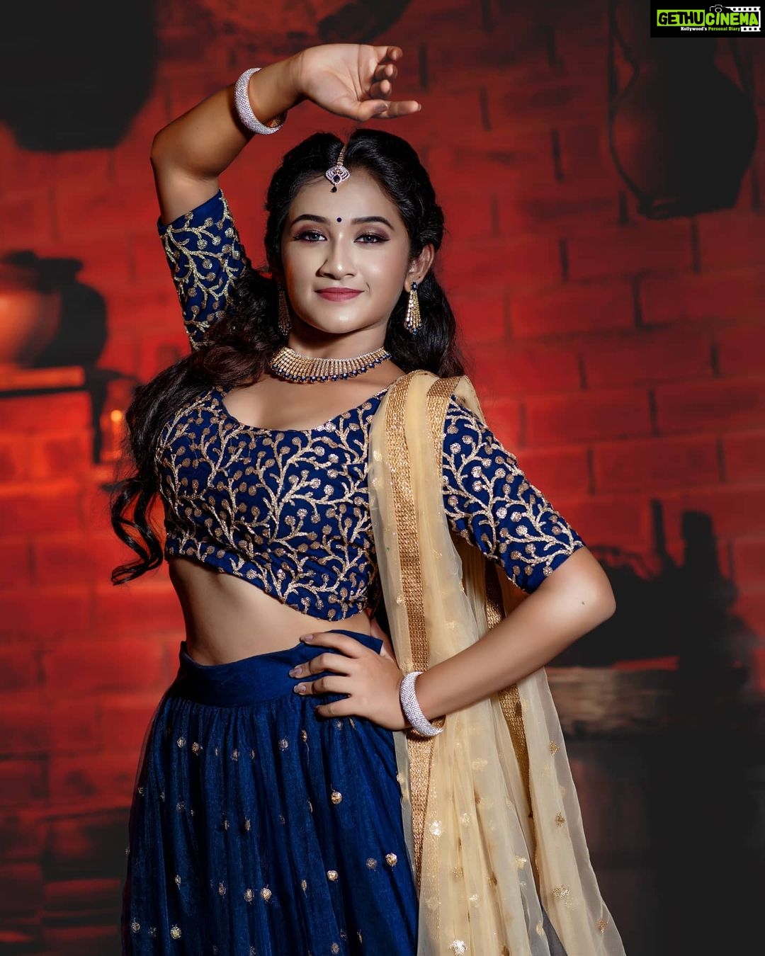 Raveena Daha Instagram - பூங்காற்றிலே உன் சுவாசத்தை தனியாக தேடி பார்த்தேன்💯♥️ MUA: @swathi_hairandmakeup .. clicked by: @mrmrsphotography_15 @im_mohanram @uday_shutterbug @sudhakarstills360 .. Lehenga - @designed_by_sindhu .. Jewellery- @littlefingers_bridal_jewellery .. Location- hotel mahabs