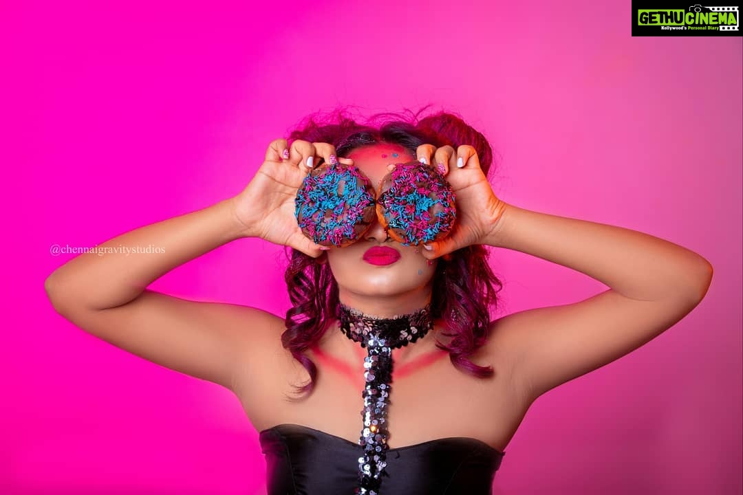 Raveena Daha Instagram - "DONUT go breaking my heart."😌❤ ... In frame : @im_raveena_daha .. Mua : @gayathri6301 @zingcreationsapparels .. Costume designer : @shbu_lakshmi .. Photography : @memorybites_by_kavinraj @chennaigravity .. Cinematography : @devathyan .. Edits : @shotcutsinfinite .. Asst photography : @danielraj_21 .. Asst cinematography : @vsagr .. Studio space : @studiormcs ..