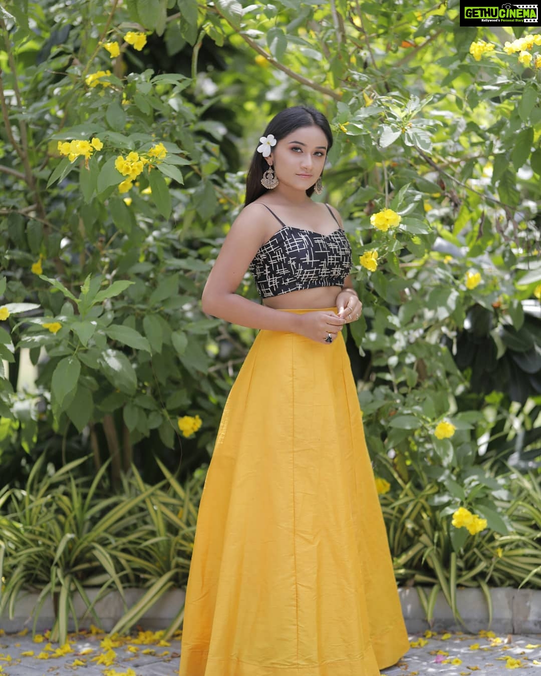 Raveena Daha Instagram - உன்னோடு மட்டும்தான் என் நேரம் எனது❤ உன்னோடு மட்டும்தான் மெய் பேசும் மனது😍💯 ........................................................................................ Mua💄 @angelmakeoverartistry .. Captured 📸@_.tabbu_._ .. Costume💃 @saras.secret.boutique .. Assisted by📷🎥 @_.sallu__ @pra_tha_m_100 .. Location🚩 @sppgardens .. #raveena #raveenadaha #photoshoot #photography