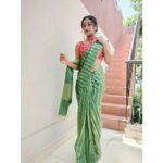 Raveena Daha Instagram - இதுவரைக்கும் தனியாக என் மனச அலையவிட்டு, அலையவிட்டு, அலையவிட்டாயே.... எதிர்பாரா நேரத்துல இதயத்துல வலையவிட்டு,வலையவிட்டு, வலையவிட்டாயே🙈❤️💯 Beautiful saree from : @shopping_with_sashy Amazing earrings from:@sneha_trendy_collections_❤️ #raveena #raveenadaha