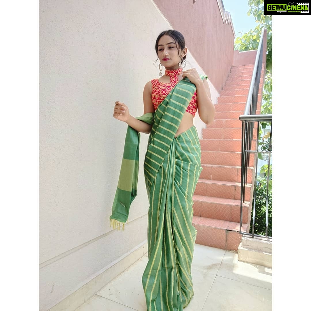 Raveena Daha Instagram - இதுவரைக்கும் தனியாக என் மனச அலையவிட்டு, அலையவிட்டு, அலையவிட்டாயே.... எதிர்பாரா நேரத்துல இதயத்துல வலையவிட்டு,வலையவிட்டு, வலையவிட்டாயே🙈❤️💯 Beautiful saree from : @shopping_with_sashy Amazing earrings from:@sneha_trendy_collections_❤️ #raveena #raveenadaha