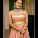Raveena Daha Instagram - ஆயுள் காலம் யாவும் அன்பே நீயே போதும் இமைகள் நான்கும் போர்த்தி இதமாய் நாம் தூங்கலாம்💞❣ 💄💅: @prink_beauty_gardenn_ 👗💃: @designed_by_sindhujagan 💎📿: @new_ideas_fashions 📸📷:@churchillricardo_