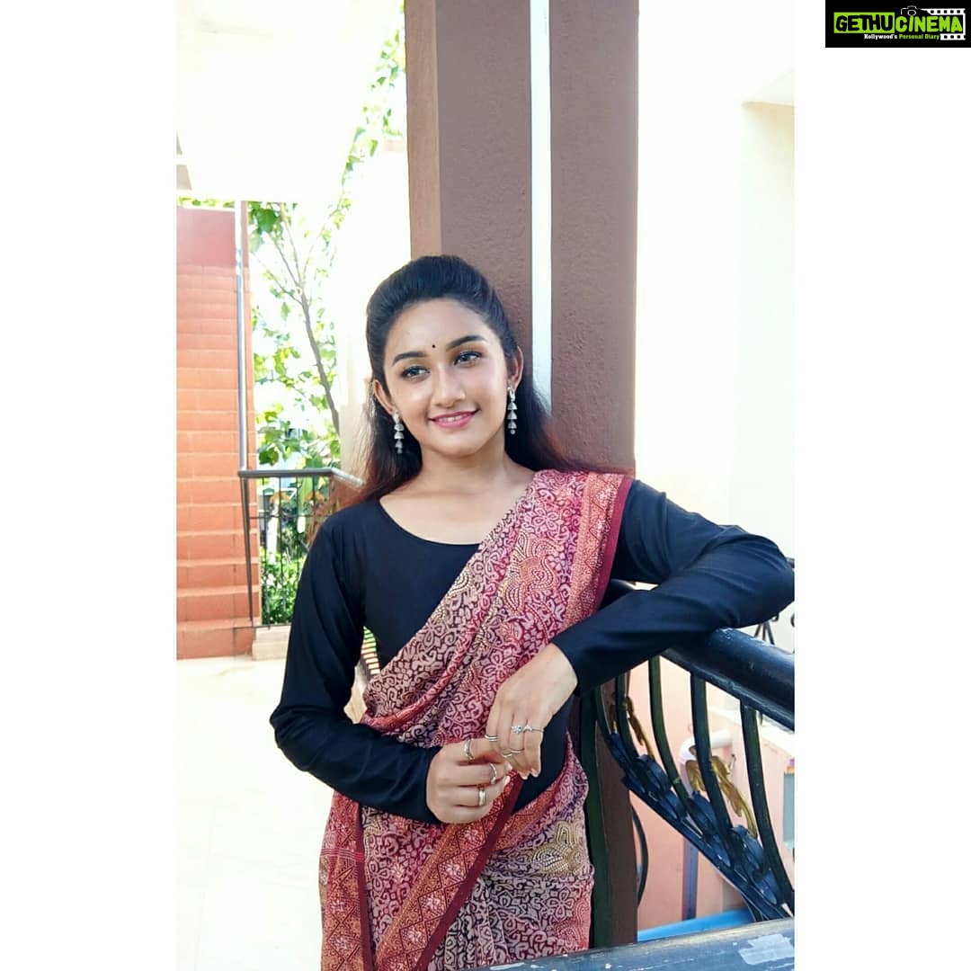 Raveena Daha Instagram - என்னருகிலே கண்ணருகிலே நீ வேண்டுமே... மண்ணடியி்லும் உன்னருகிலே நான் வேண்டுமே😘😘💯 °°°°°°°°°°°°°°°°°°°°°°°°°°°°°°°°°°°°°°°°° எண்ணங்கள் அழகானால்... எல்லாமே அழகாக மாறும் 💯 °°°°°°°°°°°°°°°°°°°°°°°°°°°°°°°°°°°°°°°°° #pridemonth #pride2020 #loveislive #pride #raveena #raveenadaha