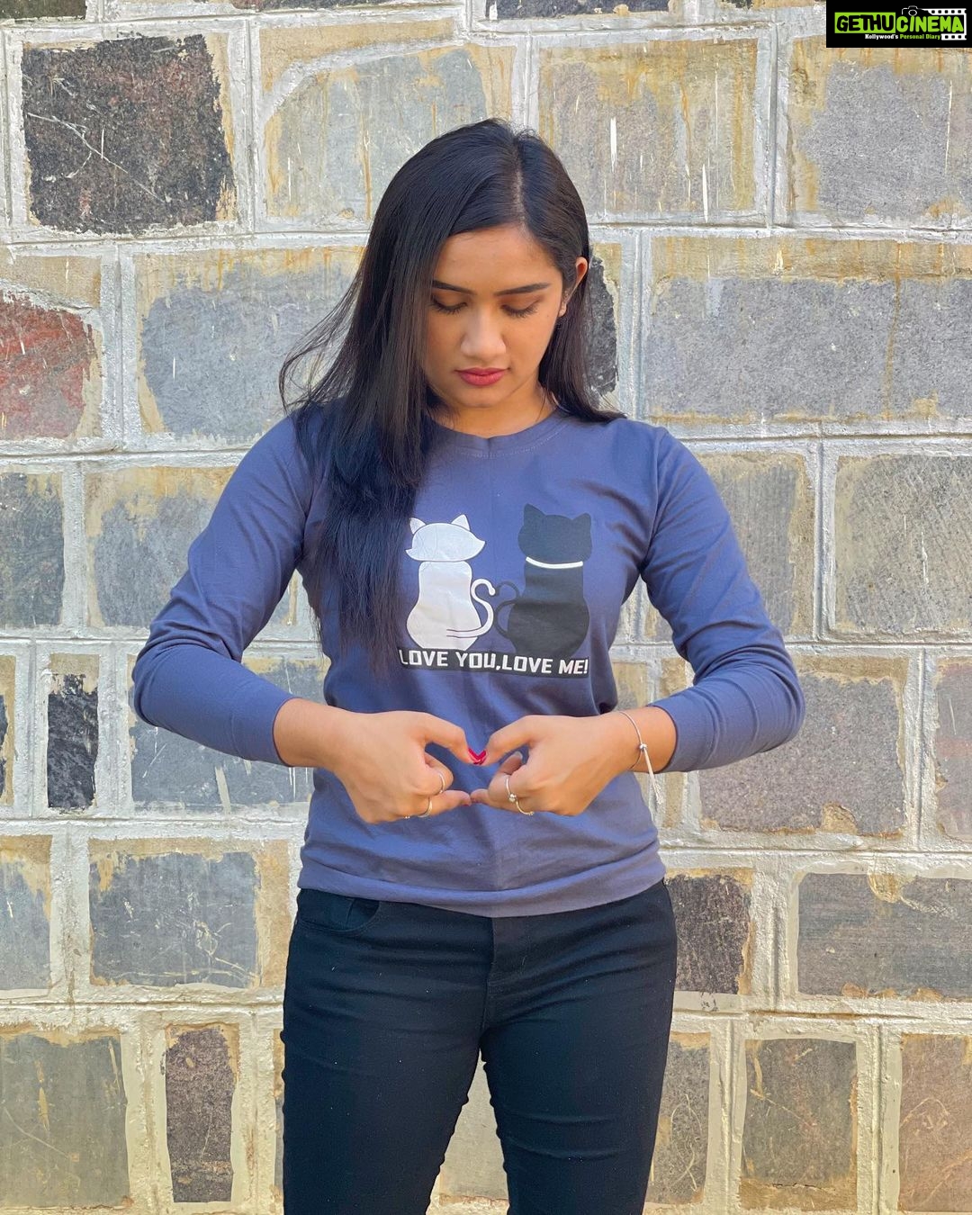Raveena Daha Instagram - LOVE YOU 🤍🖤 This cute T-shirt from : @cathisfashion 🥰😻 #raveena #raveenadaha