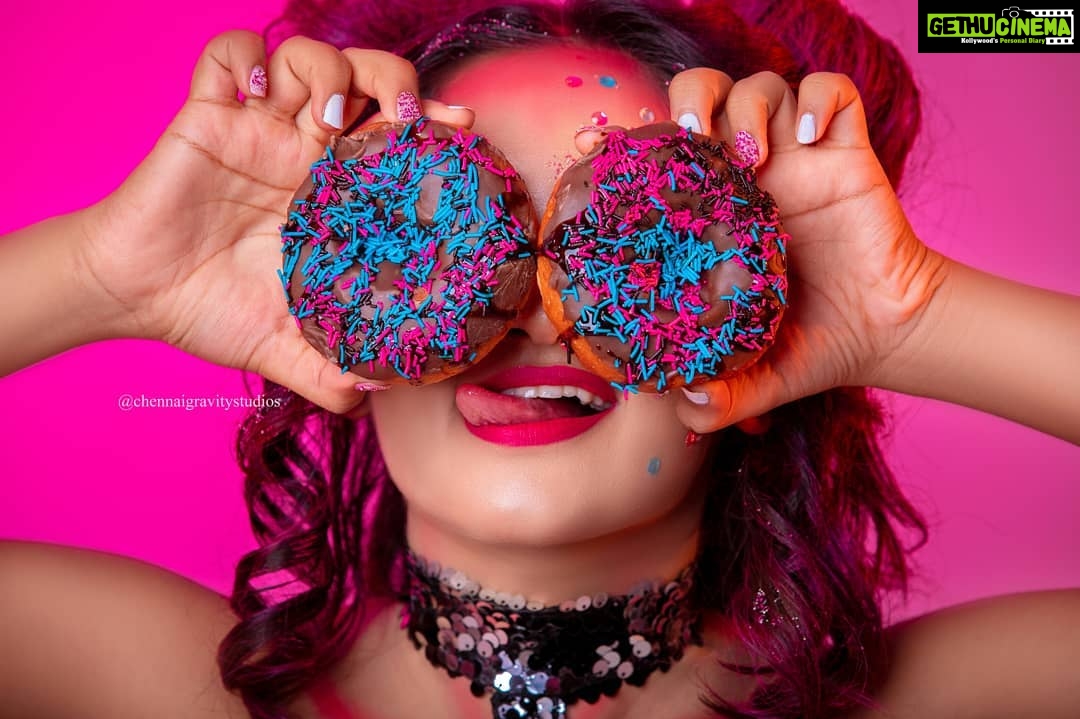 Raveena Daha Instagram - "DONUT go breaking my heart."😌❤ ... In frame : @im_raveena_daha .. Mua : @gayathri6301 @zingcreationsapparels .. Costume designer : @shbu_lakshmi .. Photography : @memorybites_by_kavinraj @chennaigravity .. Cinematography : @devathyan .. Edits : @shotcutsinfinite .. Asst photography : @danielraj_21 .. Asst cinematography : @vsagr .. Studio space : @studiormcs ..