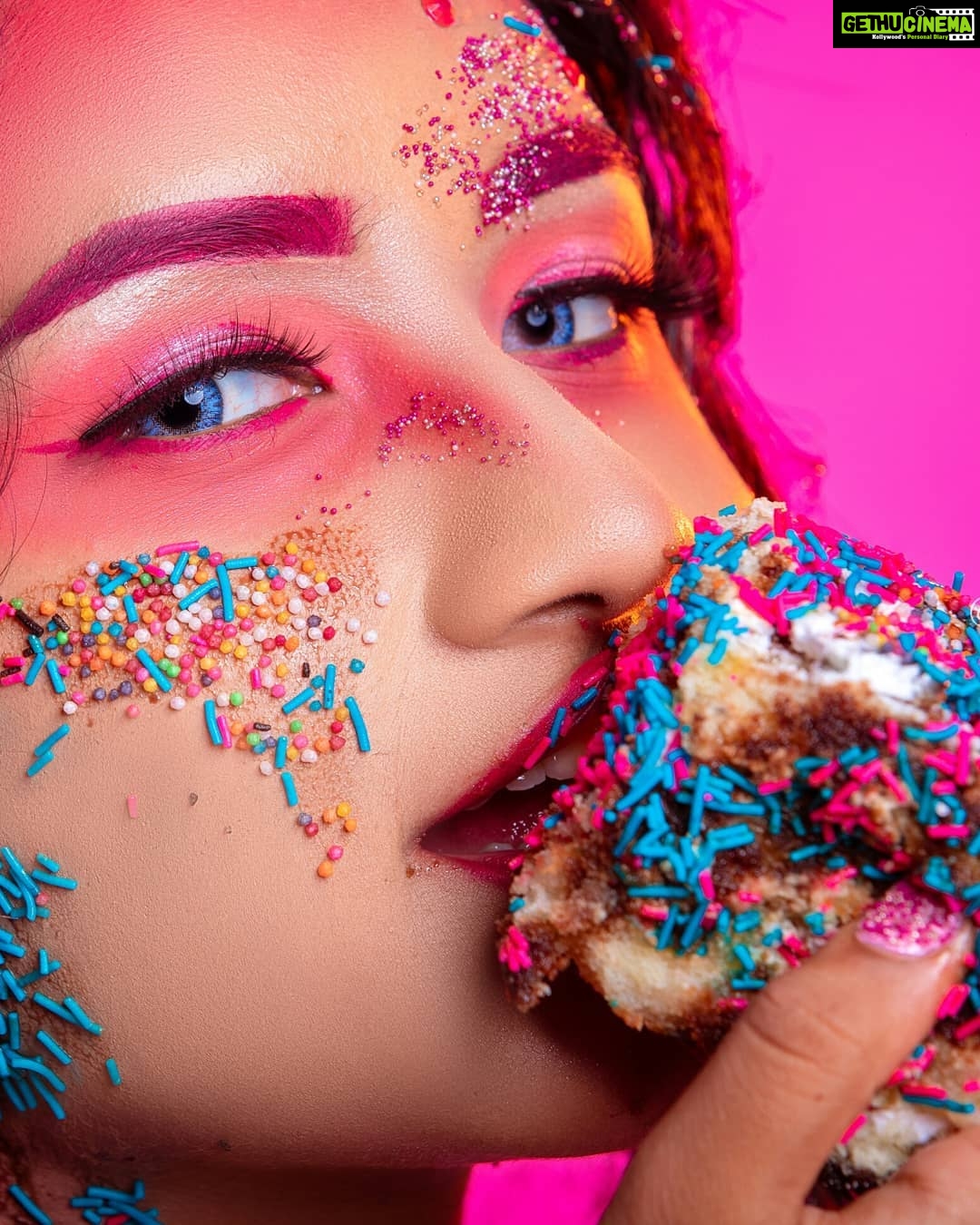 Raveena Daha Instagram - You want a piece of me ?👅❤ In frame : @im_raveena_daha .. Mua : @gayathri6301 @zingcreationsapparels .. Costume designer : @shbu_lakshmi .. Photography : @memorybites_by_kavinraj @chennaigravity .. Cinematography : @devathyan .. Edits : @shotcutsinfinite .. Asst photography : @danielraj_21 .. Asst cinematography : @vsagr .. Studio space : @studiormcs .. #raveena #raveenadaha #candygirl #photoshoot