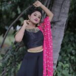 Raveena Daha Instagram - நான் உன்னை பார்த்தது பூர்வ ஜென்ம பந்தம்💯 நீண்ட நாள் நினைவிலே வாழும் இந்த சொந்தம்❤💯 •••••••••••••••••••••••••••••••••••••••••••• Mua 💄@angelmakeoverartistry .. Captured📸 @_.tabbu_._ .. Costume💃 @d3boutiquee @akshaya_meenakshi_kanchipuram .. Assisted by 📷 @pra_tha_m_100 .. Location🌏 @sppgardens . #raveena #raveenadaha #nightpost #photography