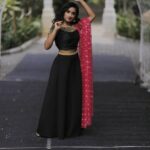 Raveena Daha Instagram - நான் உன்னை பார்த்தது பூர்வ ஜென்ம பந்தம்💯 நீண்ட நாள் நினைவிலே வாழும் இந்த சொந்தம்❤💯 •••••••••••••••••••••••••••••••••••••••••••• Mua 💄@angelmakeoverartistry .. Captured📸 @_.tabbu_._ .. Costume💃 @d3boutiquee @akshaya_meenakshi_kanchipuram .. Assisted by 📷 @pra_tha_m_100 .. Location🌏 @sppgardens . #raveena #raveenadaha #nightpost #photography