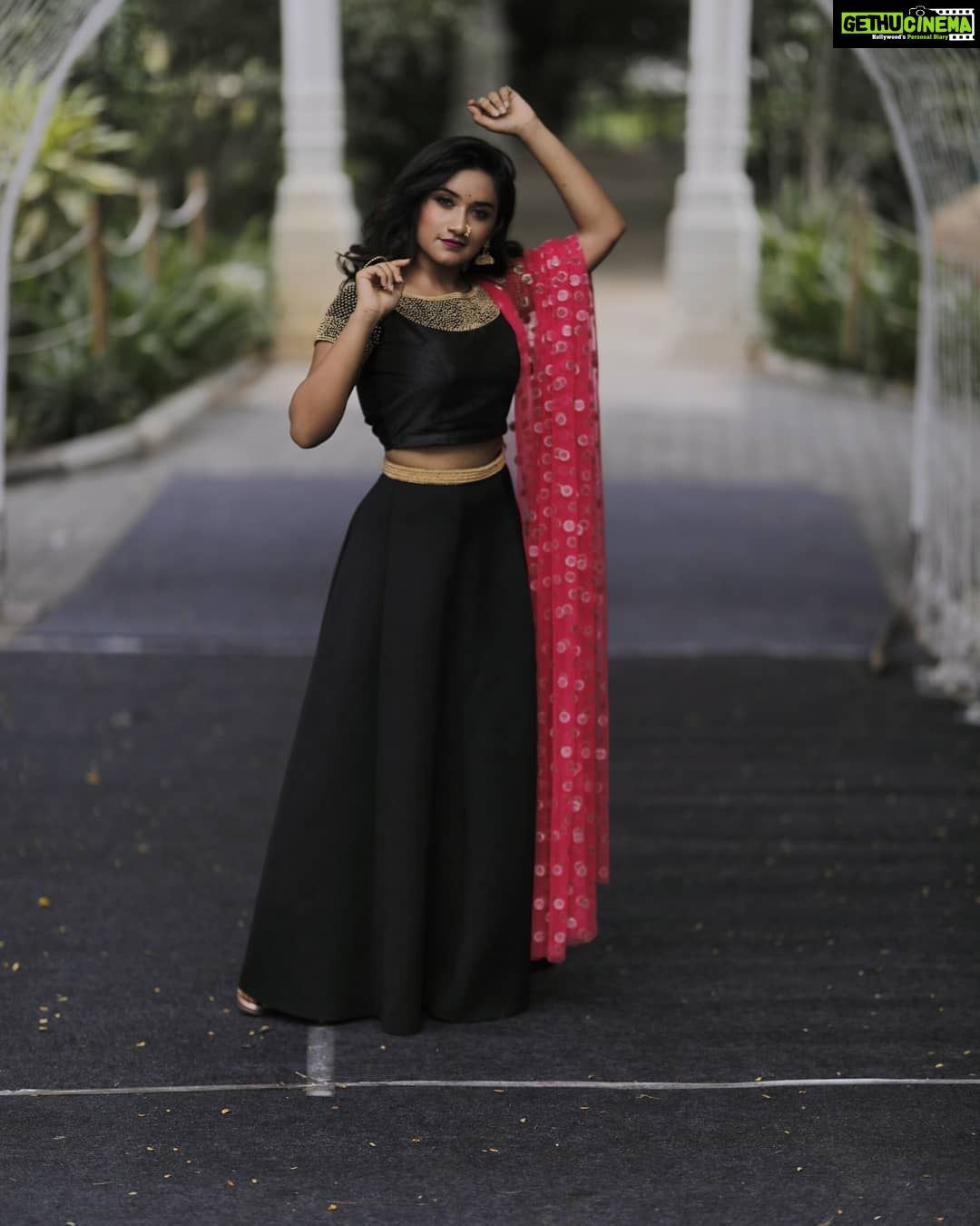 Raveena Daha Instagram - நான் உன்னை பார்த்தது பூர்வ ஜென்ம பந்தம்💯 நீண்ட நாள் நினைவிலே வாழும் இந்த சொந்தம்❤💯 •••••••••••••••••••••••••••••••••••••••••••• Mua 💄@angelmakeoverartistry .. Captured📸 @_.tabbu_._ .. Costume💃 @d3boutiquee @akshaya_meenakshi_kanchipuram .. Assisted by 📷 @pra_tha_m_100 .. Location🌏 @sppgardens . #raveena #raveenadaha #nightpost #photography