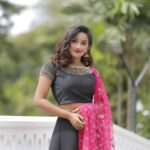 Raveena Daha Instagram - நான் உன்னை பார்த்தது பூர்வ ஜென்ம பந்தம்💯 நீண்ட நாள் நினைவிலே வாழும் இந்த சொந்தம்❤💯 •••••••••••••••••••••••••••••••••••••••••••• Mua 💄@angelmakeoverartistry .. Captured📸 @_.tabbu_._ .. Costume💃 @d3boutiquee @akshaya_meenakshi_kanchipuram .. Assisted by 📷 @pra_tha_m_100 .. Location🌏 @sppgardens . #raveena #raveenadaha #nightpost #photography