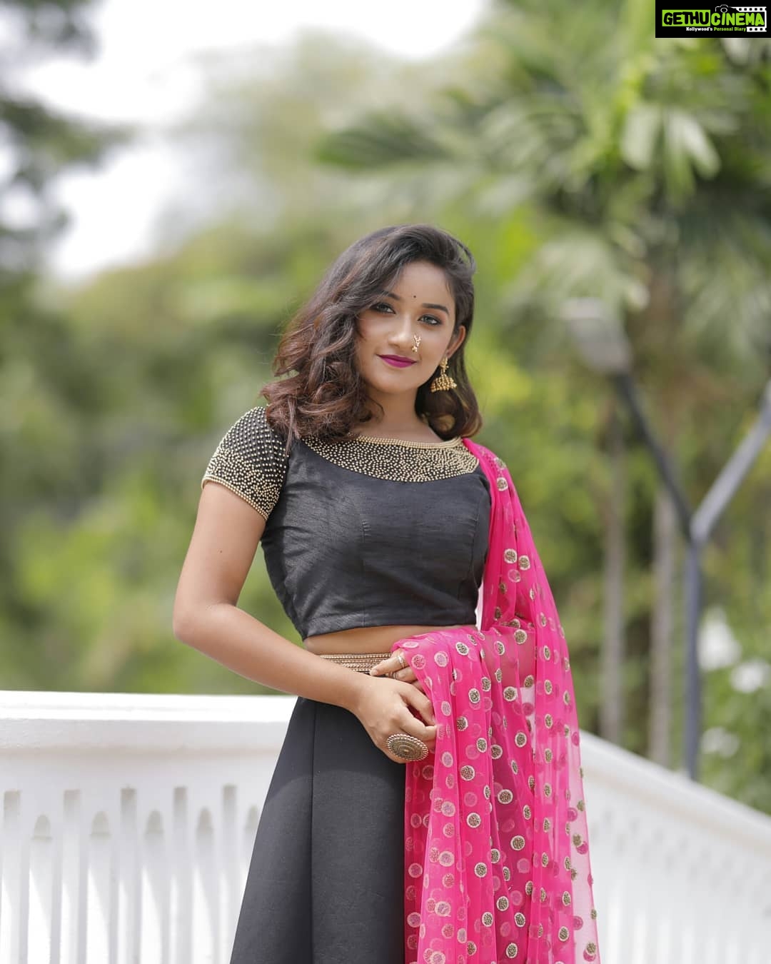 Raveena Daha Instagram - நான் உன்னை பார்த்தது பூர்வ ஜென்ம பந்தம்💯 நீண்ட நாள் நினைவிலே வாழும் இந்த சொந்தம்❤💯 •••••••••••••••••••••••••••••••••••••••••••• Mua 💄@angelmakeoverartistry .. Captured📸 @_.tabbu_._ .. Costume💃 @d3boutiquee @akshaya_meenakshi_kanchipuram .. Assisted by 📷 @pra_tha_m_100 .. Location🌏 @sppgardens . #raveena #raveenadaha #nightpost #photography