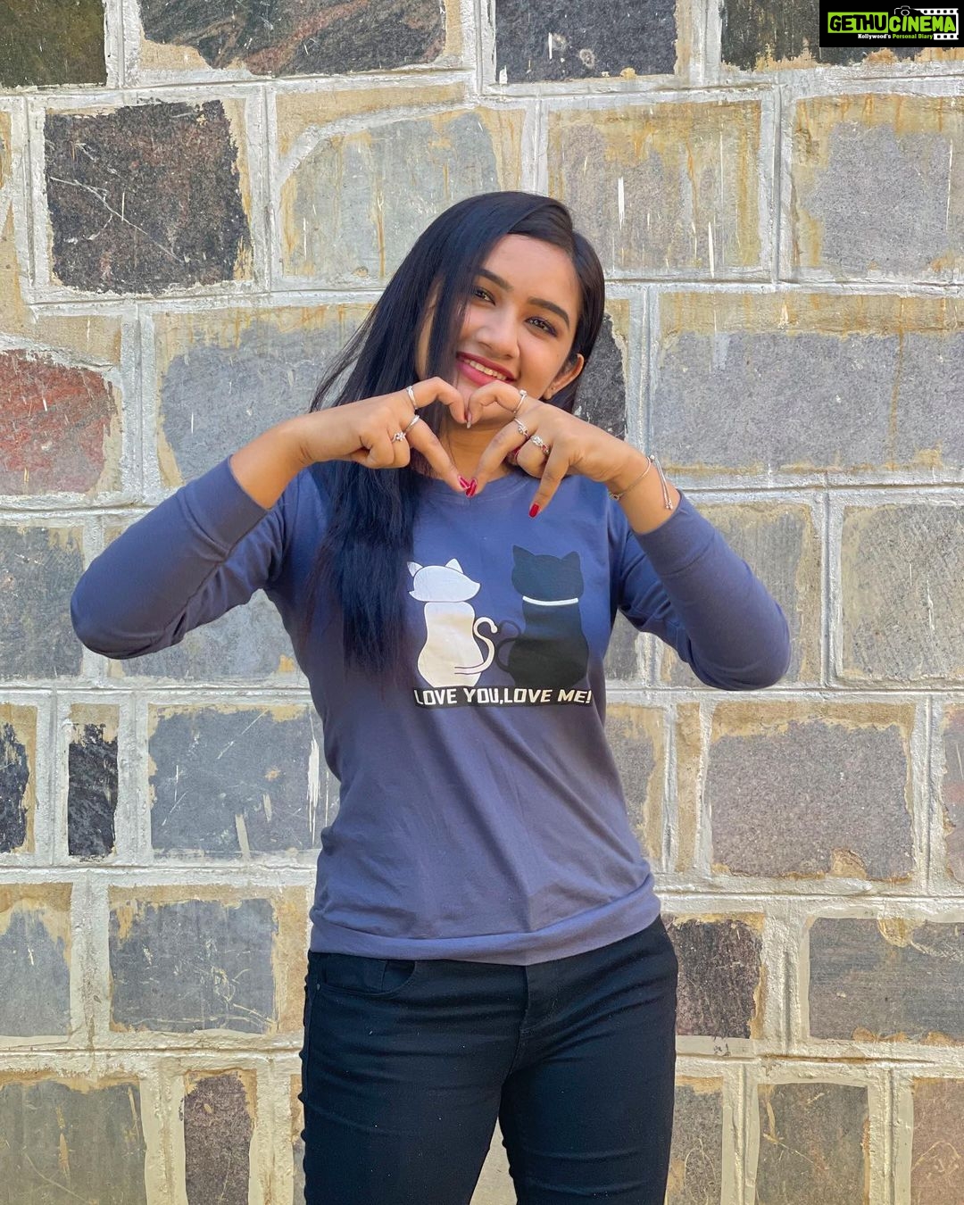Raveena Daha Instagram - LOVE YOU 🤍🖤 This cute T-shirt from : @cathisfashion 🥰😻 #raveena #raveenadaha