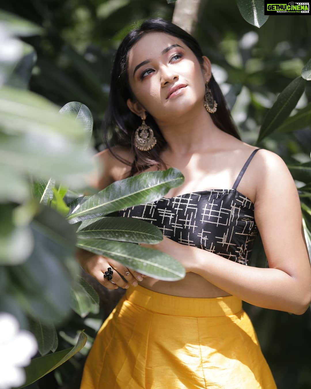 Raveena Daha Instagram - உன்னோடு மட்டும்தான் என் நேரம் எனது❤ உன்னோடு மட்டும்தான் மெய் பேசும் மனது😍💯 ........................................................................................ Mua💄 @angelmakeoverartistry .. Captured 📸@_.tabbu_._ .. Costume💃 @saras.secret.boutique .. Assisted by📷🎥 @_.sallu__ @pra_tha_m_100 .. Location🚩 @sppgardens .. #raveena #raveenadaha #photoshoot #photography
