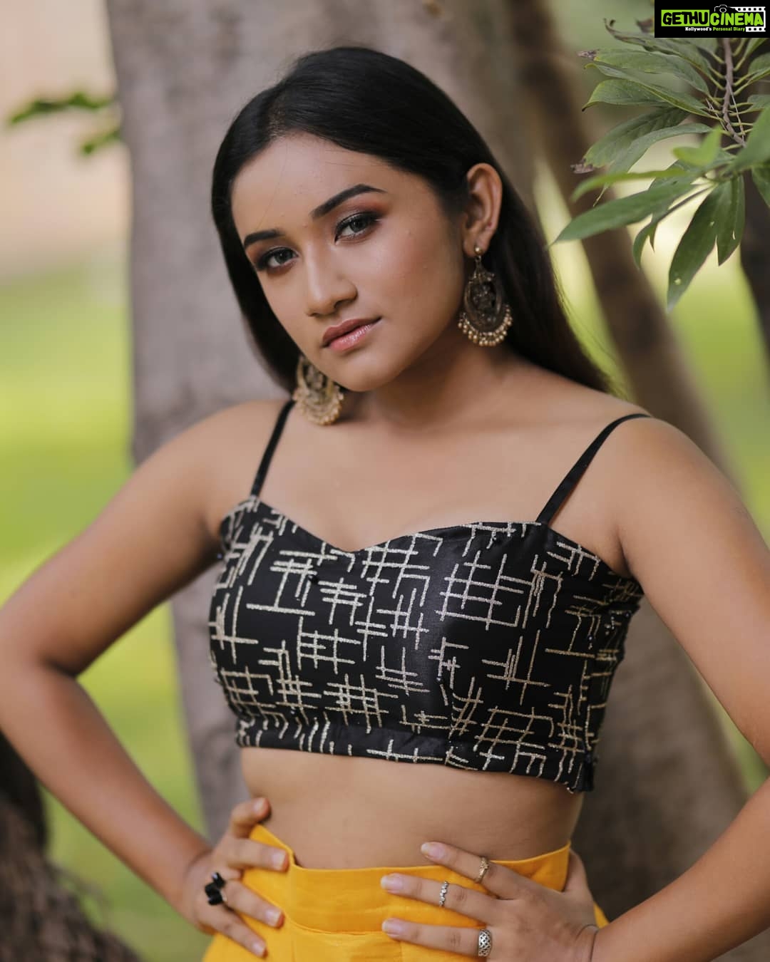 Raveena Daha Instagram - உன்னோடு மட்டும்தான் என் நேரம் எனது❤ உன்னோடு மட்டும்தான் மெய் பேசும் மனது😍💯 ........................................................................................ Mua💄 @angelmakeoverartistry .. Captured 📸@_.tabbu_._ .. Costume💃 @saras.secret.boutique .. Assisted by📷🎥 @_.sallu__ @pra_tha_m_100 .. Location🚩 @sppgardens .. #raveena #raveenadaha #photoshoot #photography