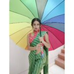 Raveena Daha Instagram - இதுவரைக்கும் தனியாக என் மனச அலையவிட்டு, அலையவிட்டு, அலையவிட்டாயே.... எதிர்பாரா நேரத்துல இதயத்துல வலையவிட்டு,வலையவிட்டு, வலையவிட்டாயே🙈❤️💯 Beautiful saree from : @shopping_with_sashy Amazing earrings from:@sneha_trendy_collections_❤️ #raveena #raveenadaha