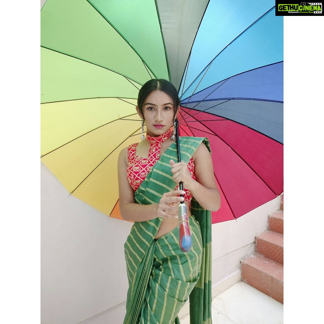Raveena Daha Instagram - இதுவரைக்கும் தனியாக என் மனச அலையவிட்டு, அலையவிட்டு, அலையவிட்டாயே.... எதிர்பாரா நேரத்துல இதயத்துல வலையவிட்டு,வலையவிட்டு, வலையவிட்டாயே🙈❤️💯 Beautiful saree from : @shopping_with_sashy Amazing earrings from:@sneha_trendy_collections_❤️ #raveena #raveenadaha