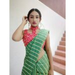 Raveena Daha Instagram - இதுவரைக்கும் தனியாக என் மனச அலையவிட்டு, அலையவிட்டு, அலையவிட்டாயே.... எதிர்பாரா நேரத்துல இதயத்துல வலையவிட்டு,வலையவிட்டு, வலையவிட்டாயே🙈❤️💯 Beautiful saree from : @shopping_with_sashy Amazing earrings from:@sneha_trendy_collections_❤️ #raveena #raveenadaha