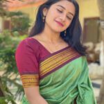 Raveena Daha Instagram – தீக்குச்சி இல்லாமல் தீ மூட்டக் கூடும்
கண்ணே நம் கண்கள் சந்தித்தால்❤️‍🔥

Lovely saree from @kaithari_nesavu_sarees 💚💚

#raveena #raveenadaha