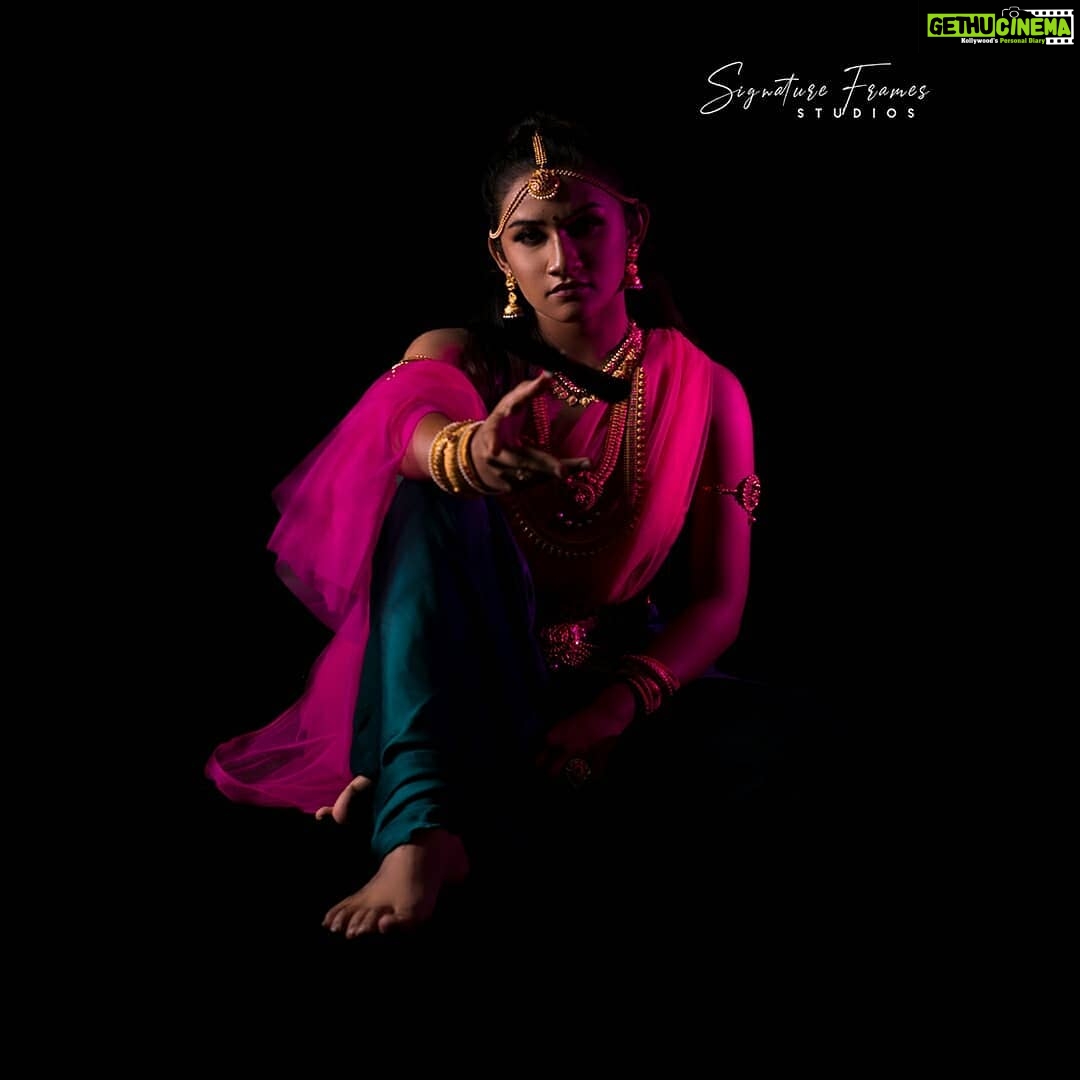 Raveena Daha Instagram - I would rather slit throats with my eyes, do I really need a knife?😏 - Portraying the fictional queen Nandhini Devi from Ponniyin Selvan. ♥️ . . Model: @im_raveena_daha MUA: @brushes_n_treasures Costume designer: @designed_by_sindhujagan Concept/photography/video: @signature_frames_studios Jewellery: @gkvdesignerfashion Special thanks: @ramya_alice Studio: @abc_photostudio . . . #nandhinidevi #ponniyinselvan #historical #novel #tamil #fashionphotoshoot #dslrphotography #signatureframesstudios #queen #instapost #raveena #raveenadaha