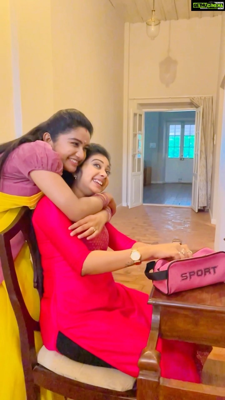 Raveena Daha Instagram - Vibing with enga kootu kudumbam 😍😘 Idhe madhiri kootu kudumbam dhaan namma Bharathidasan colony kudumbam 😍🫶 avangangala neenga namma @vijaytelevision la mon-fri 6:30 ku paakalaam🫰 Watch #BharathidasanColony from today on @vijaytelevision! #VijayTelevision #VijayTV @chippy.renjith @vijaytelevision