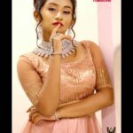 Raveena Daha Instagram - ஆயுள் காலம் யாவும் அன்பே நீயே போதும் இமைகள் நான்கும் போர்த்தி இதமாய் நாம் தூங்கலாம்💞❣ 💄💅: @prink_beauty_gardenn_ 👗💃: @designed_by_sindhujagan 💎📿: @new_ideas_fashions 📸📷:@churchillricardo_