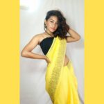 Raveena Daha Instagram - விழிகளிலே உன் தேடல்🙈 செவிகளிலே உன் பாடல் 😘 இரண்டுக்கும் நடுவிலே, இதயத்தின் உரையாடல்❣💞 •••••••••••••••••••••••••••••••••••••••••••• நானாக யாரையும் வெறுக்கவும் இல்லை.. விலகவும் இல்லை.. என்னிடம் பேச விருப்பமில்லாதவர்களிடம் இருந்து தள்ளி இருக்கிறேன்💯 •••••••••••••••••••••••••••••••••••••••••••• #raveena #raveenadhaha #pridemonth #pride2020