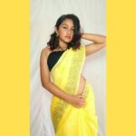 Raveena Daha Instagram - விழிகளிலே உன் தேடல்🙈 செவிகளிலே உன் பாடல் 😘 இரண்டுக்கும் நடுவிலே, இதயத்தின் உரையாடல்❣💞 •••••••••••••••••••••••••••••••••••••••••••• நானாக யாரையும் வெறுக்கவும் இல்லை.. விலகவும் இல்லை.. என்னிடம் பேச விருப்பமில்லாதவர்களிடம் இருந்து தள்ளி இருக்கிறேன்💯 •••••••••••••••••••••••••••••••••••••••••••• #raveena #raveenadhaha #pridemonth #pride2020