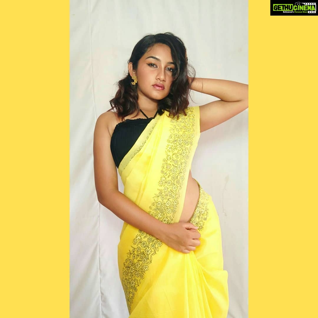 Raveena Daha Instagram - விழிகளிலே உன் தேடல்🙈 செவிகளிலே உன் பாடல் 😘 இரண்டுக்கும் நடுவிலே, இதயத்தின் உரையாடல்❣💞 •••••••••••••••••••••••••••••••••••••••••••• நானாக யாரையும் வெறுக்கவும் இல்லை.. விலகவும் இல்லை.. என்னிடம் பேச விருப்பமில்லாதவர்களிடம் இருந்து தள்ளி இருக்கிறேன்💯 •••••••••••••••••••••••••••••••••••••••••••• #raveena #raveenadhaha #pridemonth #pride2020