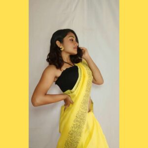 Raveena Daha Instagram - விழிகளிலே உன் தேடல்🙈 செவிகளிலே உன் பாடல் 😘 இரண்டுக்கும் நடுவிலே, இதயத்தின் உரையாடல்❣💞 •••••••••••••••••••••••••••••••••••••••••••• நானாக யாரையும் வெறுக்கவும் இல்லை.. விலகவும் இல்லை.. என்னிடம் பேச விருப்பமில்லாதவர்களிடம் இருந்து தள்ளி இருக்கிறேன்💯 •••••••••••••••••••••••••••••••••••••••••••• #raveena #raveenadhaha #pridemonth #pride2020