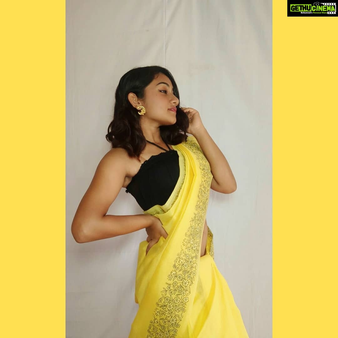 Raveena Daha Instagram - விழிகளிலே உன் தேடல்🙈 செவிகளிலே உன் பாடல் 😘 இரண்டுக்கும் நடுவிலே, இதயத்தின் உரையாடல்❣💞 •••••••••••••••••••••••••••••••••••••••••••• நானாக யாரையும் வெறுக்கவும் இல்லை.. விலகவும் இல்லை.. என்னிடம் பேச விருப்பமில்லாதவர்களிடம் இருந்து தள்ளி இருக்கிறேன்💯 •••••••••••••••••••••••••••••••••••••••••••• #raveena #raveenadhaha #pridemonth #pride2020