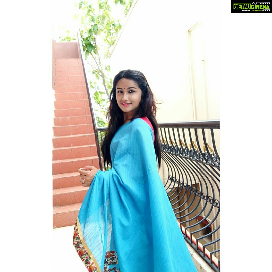 Raveena Daha Instagram - உனக்குள் எந்தன் காதல் காண்கிறேன், வெளியில் சொல்ல வார்த்தைகள் தேவையா???😍🙈 ×××××××××××××××××××××××××× யாரும் தானாக மாறுவதில்லை. யாரோ ஒருவரால் மாறுகிறோம்! நல்லவராக... கெட்டவராக... ஏமாளியாக... அறிவாளியாக... முட்டாளாக.💯💯 #pridemonth #pride2020 #pride #loveislove #raveena #raveenadaha