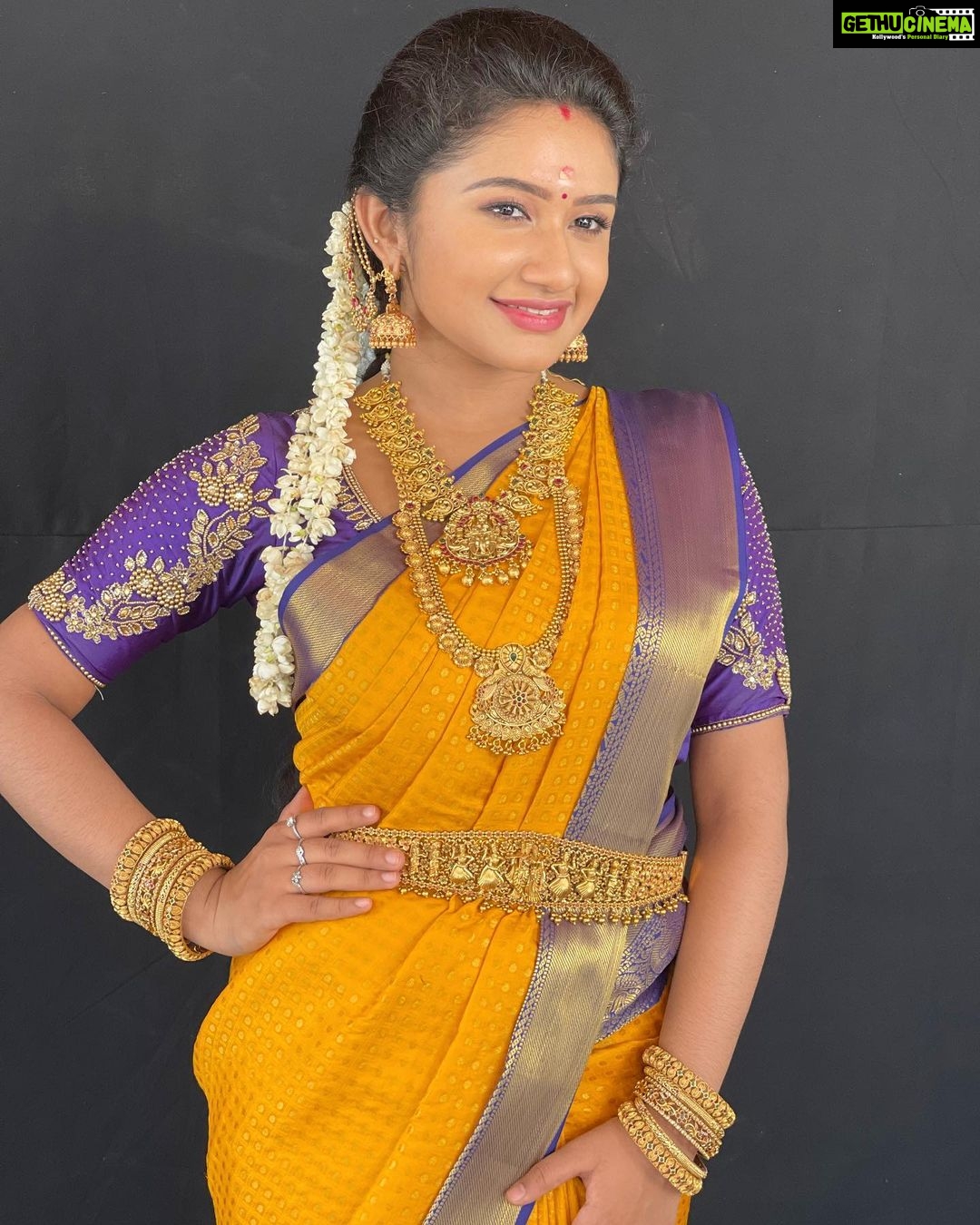Raveena Daha Instagram - Manja kaatu maina ππ Beautiful makeup by @makeover_by_jinu π₯° Stunning blouse and saree from @ravikkai_selai π Man behind the lens @naveenkumar.b92 π Jewel by @new_ideas_fashions β€οΈβπ₯ #raveena #raveenadaha