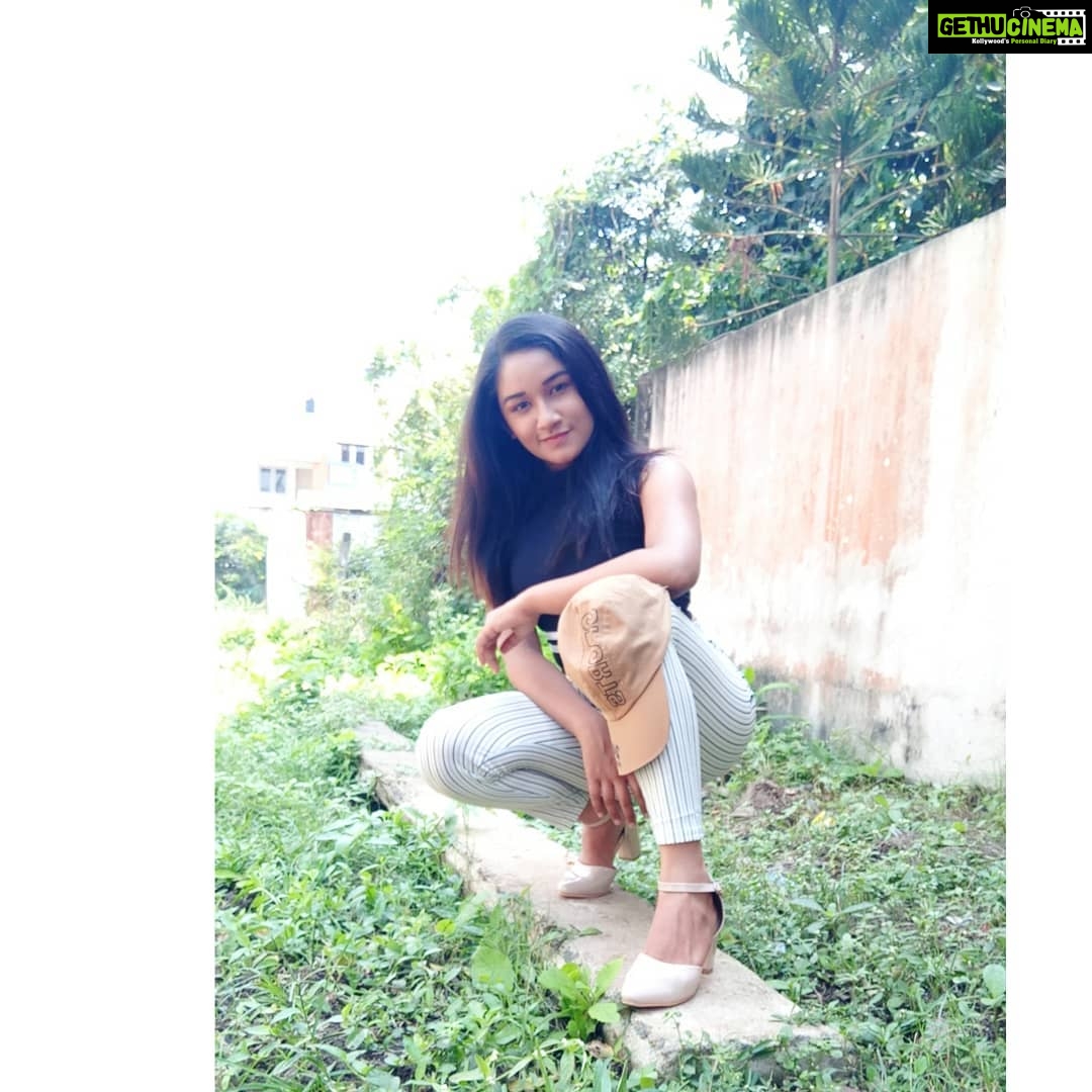 Raveena Daha Instagram - To all my single male and female friends. If no one else loves you, I DO π―ππ #happyvalentinesday #happysinglelife #love #life #romance #style #pose #photography #instalove #stylish #black #instaclick #model #raveena #raveenadaha #mobilephotography #noedit #nofilter