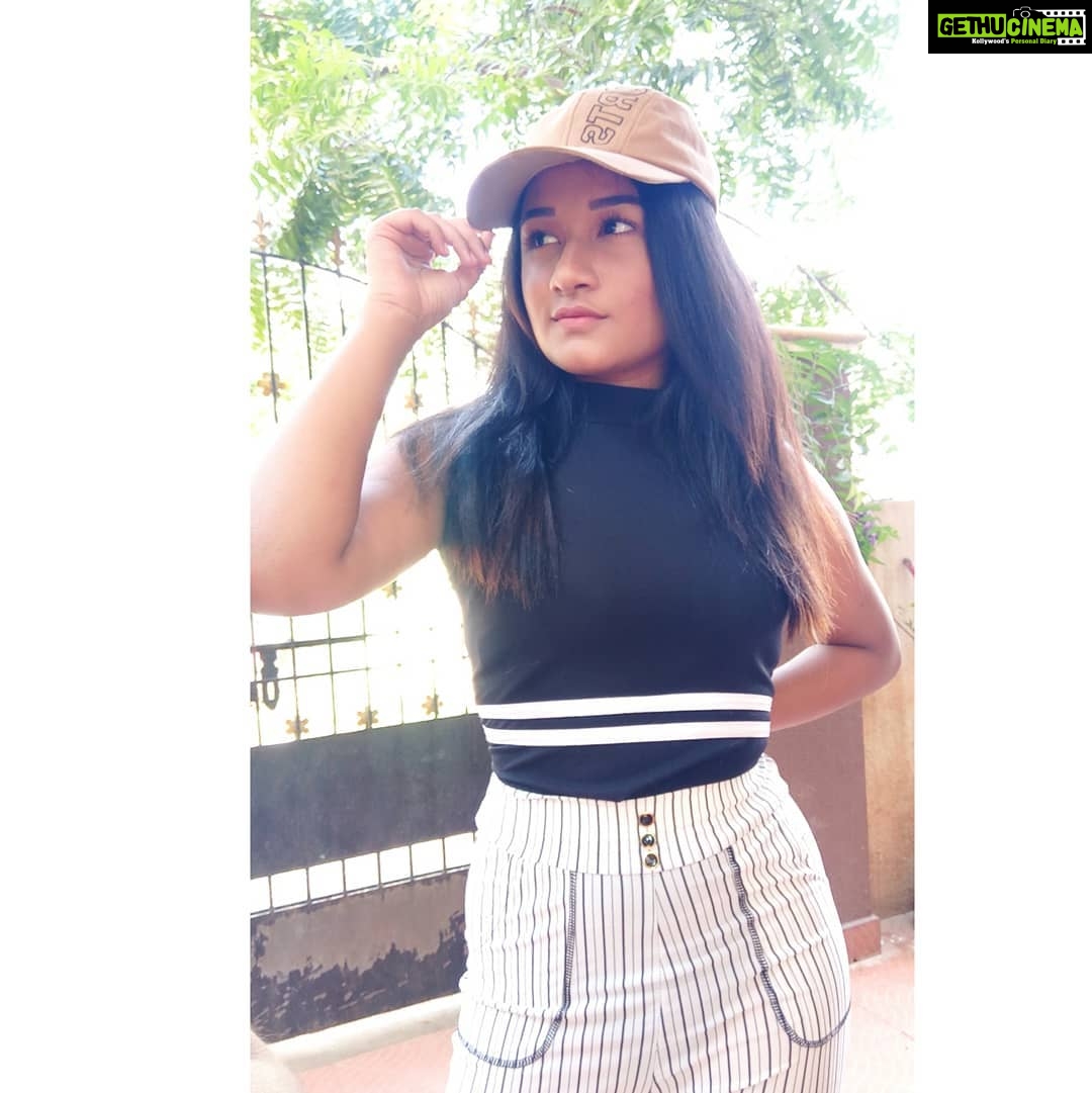 Raveena Daha Instagram - Can't wait to receive 😍 NOTHING on Valentine's day 😂😂😂 #happyvalentinesday #happysinglelife #love #life #romance #style #pose #photography #instalove #stylish #black #instaclick #model #raveena #raveenadaha #mobilephotography #noedit #nofilter