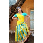 Raveena Daha Instagram - நான் சும்மாவே சீனு-டி இப்போ ஊருக்கே டானு-டி 😁💝 #raveena #raveenadaha #traditional #village #actor #shootmode #instalove #halfsaree #yellow