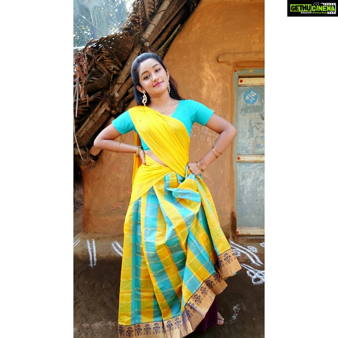 Raveena Daha Instagram - நான் சும்மாவே சீனு-டி இப்போ ஊருக்கே டானு-டி 😁💝 #raveena #raveenadaha #traditional #village #actor #shootmode #instalove #halfsaree #yellow