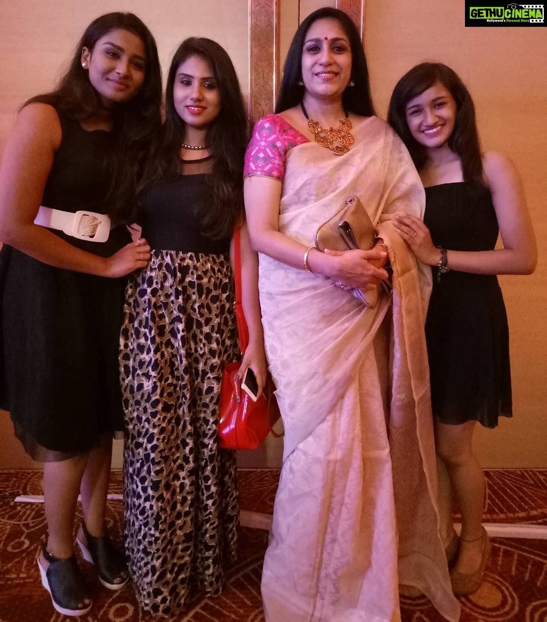 Raveena Daha Instagram - Family get-together ❤😂#zee25thanniversary #zeetamizh9thanniversary #celebrations #fun #party Feathers A Radha Hotel Service Entry Gate