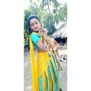 Raveena Daha Instagram - நான் சும்மாவே சீனு-டி இப்போ ஊருக்கே டானு-டி 😁💝 #raveena #raveenadaha #traditional #village #actor #shootmode #instalove #halfsaree #yellow