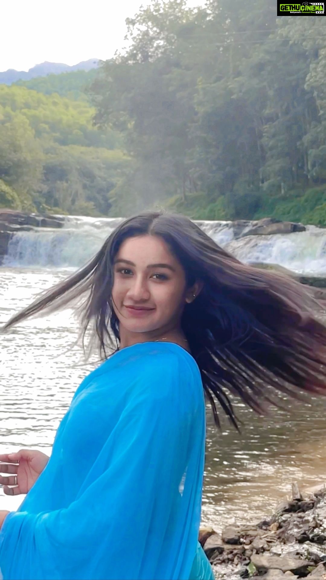 Raveena Daha Instagram - Poove 🦋✨🫶 The color Sky blue represents both the sky and the sea and is associated with open spaces, freedom, intuition, imagination, inspiration, and sensitivity. #IndiaAt75 #IndiaILove #Instareels #Skyblue #raveena #raveenadaha