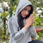 Raveena Daha Instagram – Silence is my favourite sound 😈🖤 
Crop hoodie from : @ciyas_boutique 💙
#raveena #raveenadaha