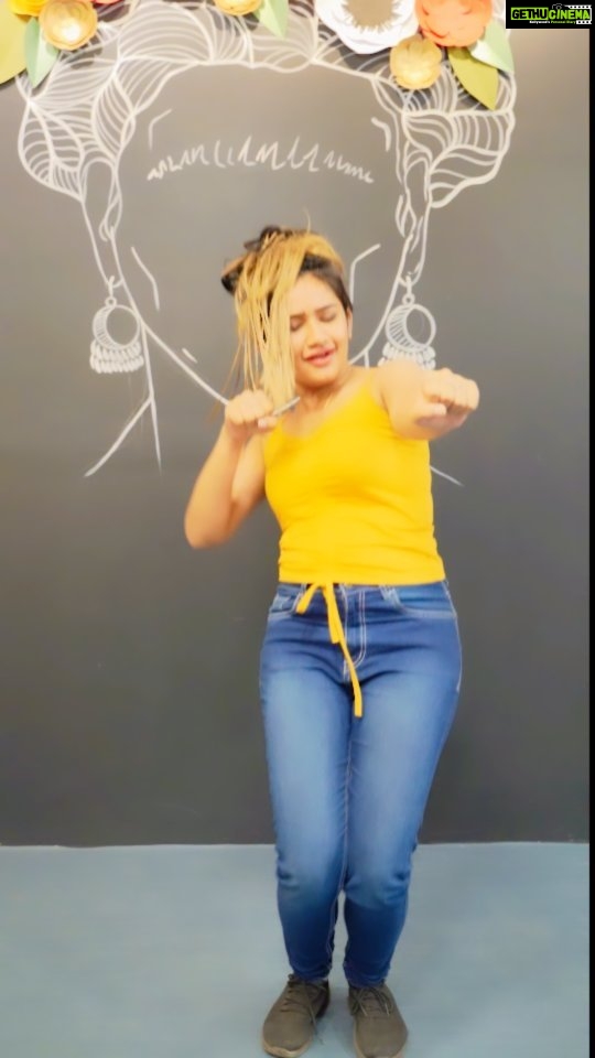 Raveena Daha Instagram - Trying new looks on me with @daextensionzz 🤪 #raveena #raveenadaha #hairextensions