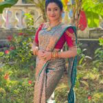 Raveena Daha Instagram - இளமையிலே காதல் வரும் எது வரையில் கூடவரும்?? முழுமை பெற்ற காதலெல்லாம் முதுமை வரை கூட வரும்💯🥰 The blouse that everybody enquired about is from @d3boutiquee 😍❤️ Saree from : @rktextilessarees 💚 Jewellery from : @chennai_jazz 🤩 #raveena #raveenadaha