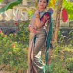 Raveena Daha Instagram - இளமையிலே காதல் வரும் எது வரையில் கூடவரும்?? முழுமை பெற்ற காதலெல்லாம் முதுமை வரை கூட வரும்💯🥰 The blouse that everybody enquired about is from @d3boutiquee 😍❤️ Saree from : @rktextilessarees 💚 Jewellery from : @chennai_jazz 🤩 #raveena #raveenadaha