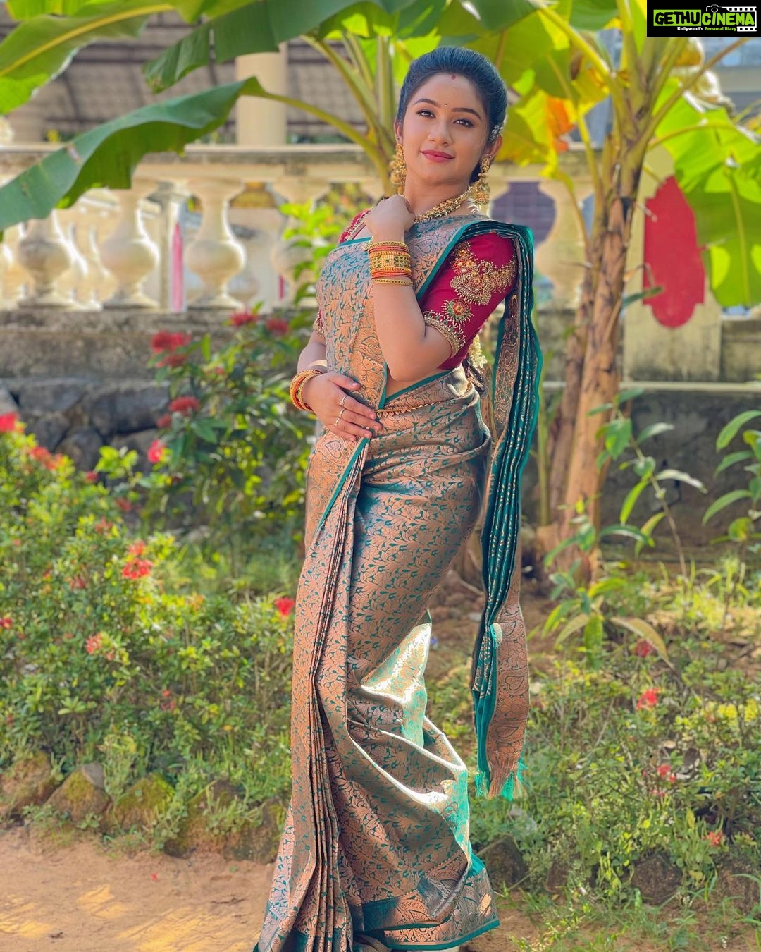 Raveena Daha Instagram - இளமையிலே காதல் வரும் எது வரையில் கூடவரும்?? முழுமை பெற்ற காதலெல்லாம் முதுமை வரை கூட வரும்💯🥰 The blouse that everybody enquired about is from @d3boutiquee 😍❤️ Saree from : @rktextilessarees 💚 Jewellery from : @chennai_jazz 🤩 #raveena #raveenadaha