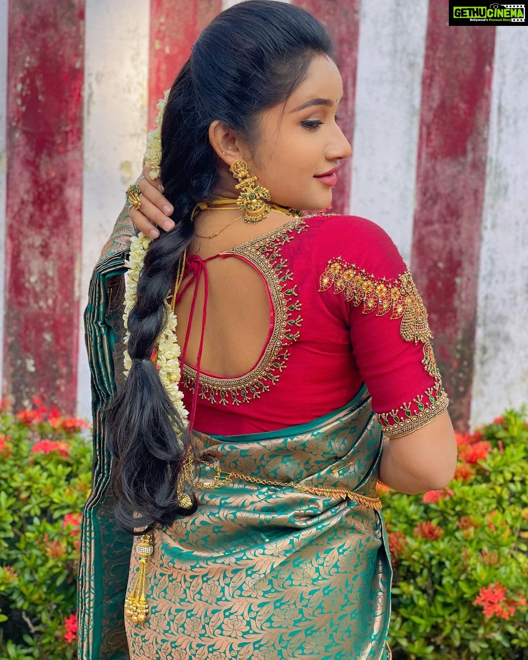 Raveena Daha Instagram - இளமையிலே காதல் வரும் எது வரையில் கூடவரும்?? முழுமை பெற்ற காதலெல்லாம் முதுமை வரை கூட வரும்💯🥰 The blouse that everybody enquired about is from @d3boutiquee 😍❤️ Saree from : @rktextilessarees 💚 Jewellery from : @chennai_jazz 🤩 #raveena #raveenadaha