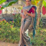 Raveena Daha Instagram - இளமையிலே காதல் வரும் எது வரையில் கூடவரும்?? முழுமை பெற்ற காதலெல்லாம் முதுமை வரை கூட வரும்💯🥰 The blouse that everybody enquired about is from @d3boutiquee 😍❤️ Saree from : @rktextilessarees 💚 Jewellery from : @chennai_jazz 🤩 #raveena #raveenadaha